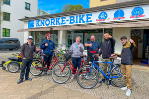 Fahrräder vor dem Fahrrad-Laden Knorkebike